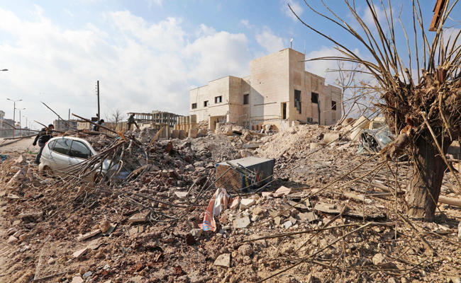 A picture taken on January 29, 2018 shows destruction around the Udai hospital following airstrikes by government forces on the town of Saraqeb in Syria's northwestern province of Idlib. Airstrikes also struck a crowded market in the rebel-held city of Ariha on Tuesday, killing at least 15 people, residents and rescuers said. (AFP / OMAR HAJ KADOUR)