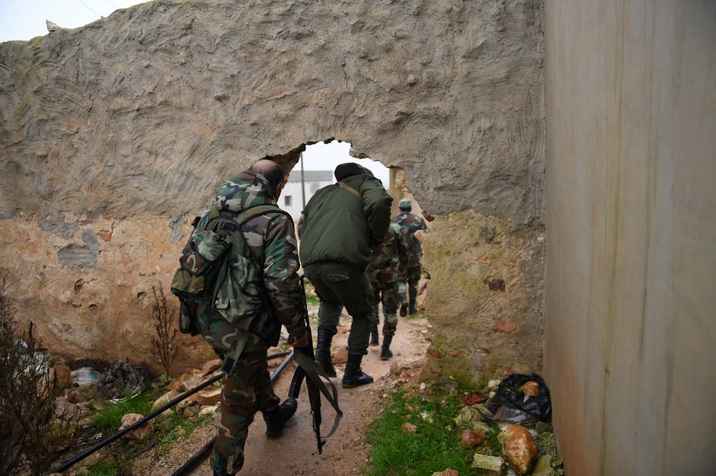 Syrian government forces came under separate attacks from Daesh militants and Al-Qaeda-linked insurgents in different parts of the country that killed nearly 50 soldiers and allied fighters. (File/AFP)