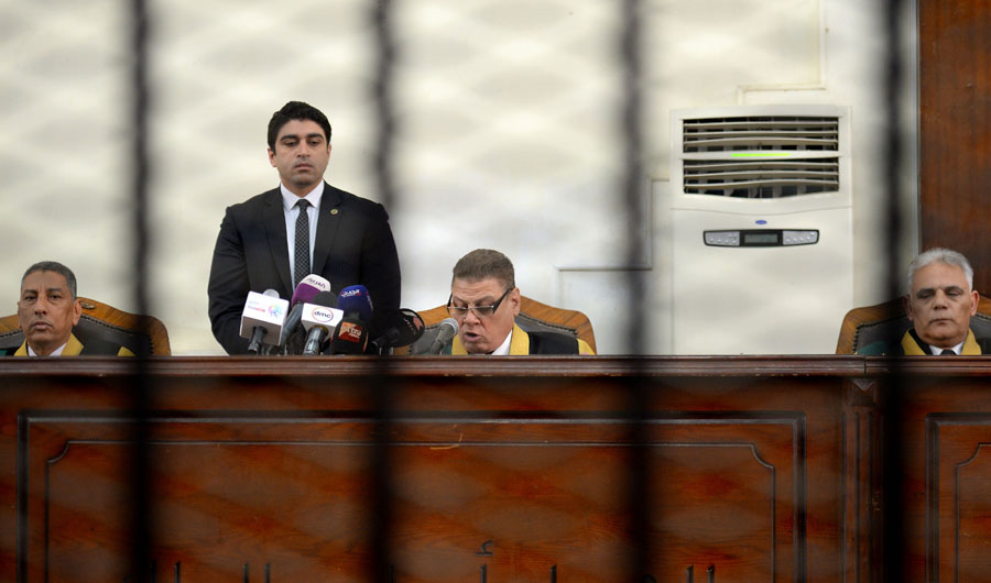 Egyptian judge Mohammed Fahmy (C) reads out the life sentence against Muslim Brotherhood businessman Hassan Malek (not seen in the picture) during the final session of his trial in Cairo on April 30, 2019. (AFP / MOHAMED EL-SHAHED)