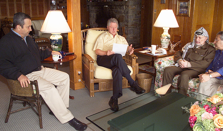 US President Bill Clinton (C) meeting with Prime Minister Ehud Barak (L) and Palestinian Authority Chairman Yasser Arafat July 25 at Camp David at the end of the Middle East Peace Summit. (File/AFP)