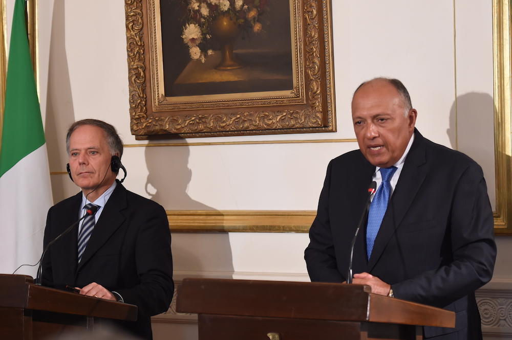 Italian Foreign Minister Enzo Moavero Milanesi (L) and his Egyptian counterpart Sameh Shoukry speak during a joint press conference at El-Tahrir Palace in the capital Cairo on August 5, 2018. (File photo / AFP)