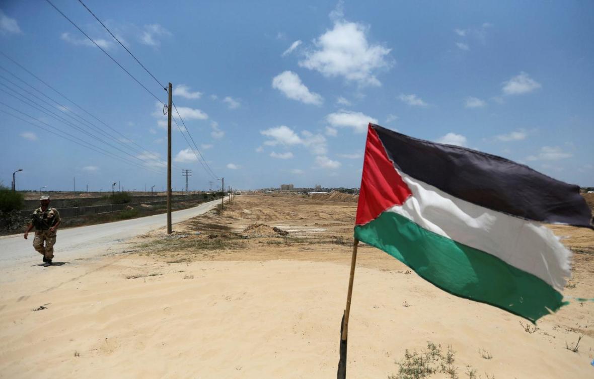 A member of Palestinian security forces loyal to Hamas patrols on border with Egypt, in Rafah in the southern of Gaza Strip July 5, 2017. (Reuters)
