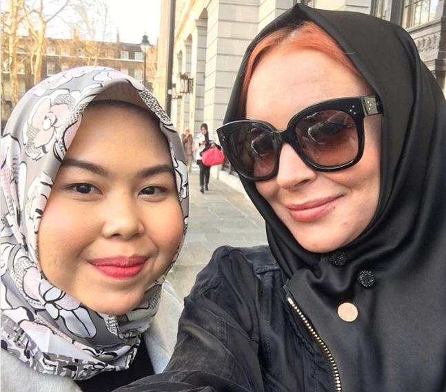 Lindsay Lohan Sports Halal Make Up Hijab At London Modest Fashion Week Arab News