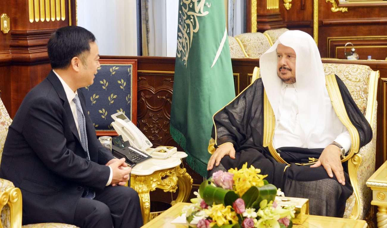 Shoura Council Speaker Dr. Abdullah Al-Asheikh received China’s ambassador to the Kingdom Chen Weiqing. (SPA)