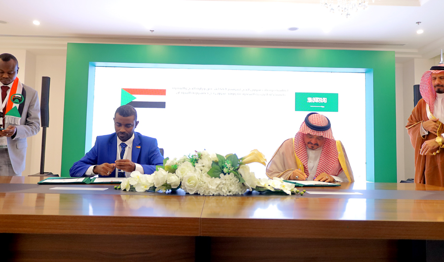 Saudi Hajj minister Mohammed Salih Bentin signs agreement with a member of the Sudanese delegation. (Supplied)