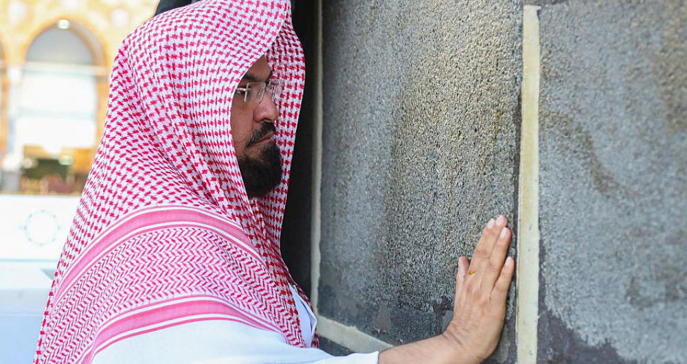 Makkah Grand Mosque imam joins workers cleaning and sterilizing the Kaaba - Arabnews