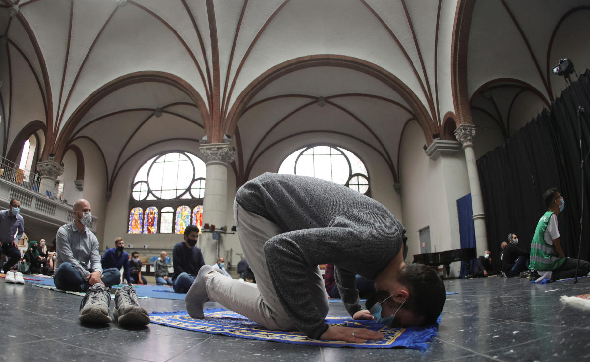 Muslims pray in Berlin church to comply with social distancing ...