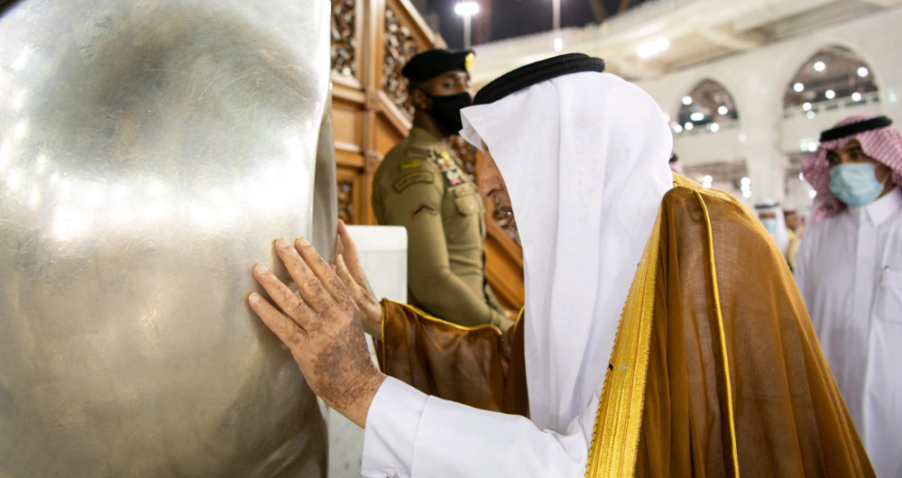 makkah-governor-prince-khalid-bin-faisal-helps-to-wash-kaaba