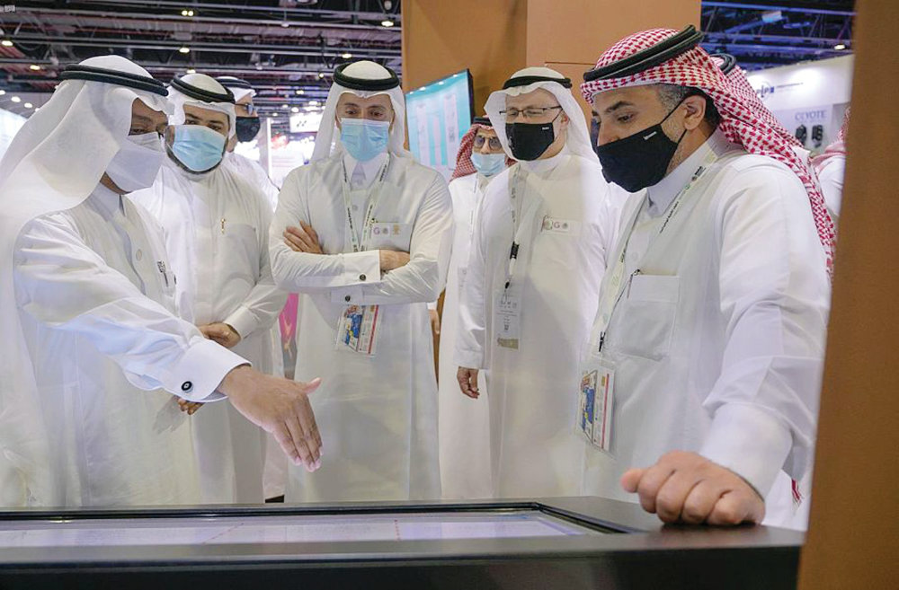 Many officials, visitors and specialists in the technical field visited the pavilion of the Ministry of Hajj and Umrah in Dubai. (SPA)