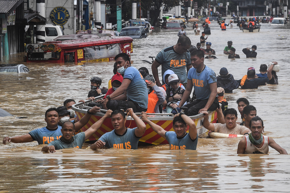 Rescuers pull a rubber boat carrying residents through a flooded street after Typhoon Vamco hit in Marikina City, suburban Manila on November 12, 2020. (AFP/File Photo)