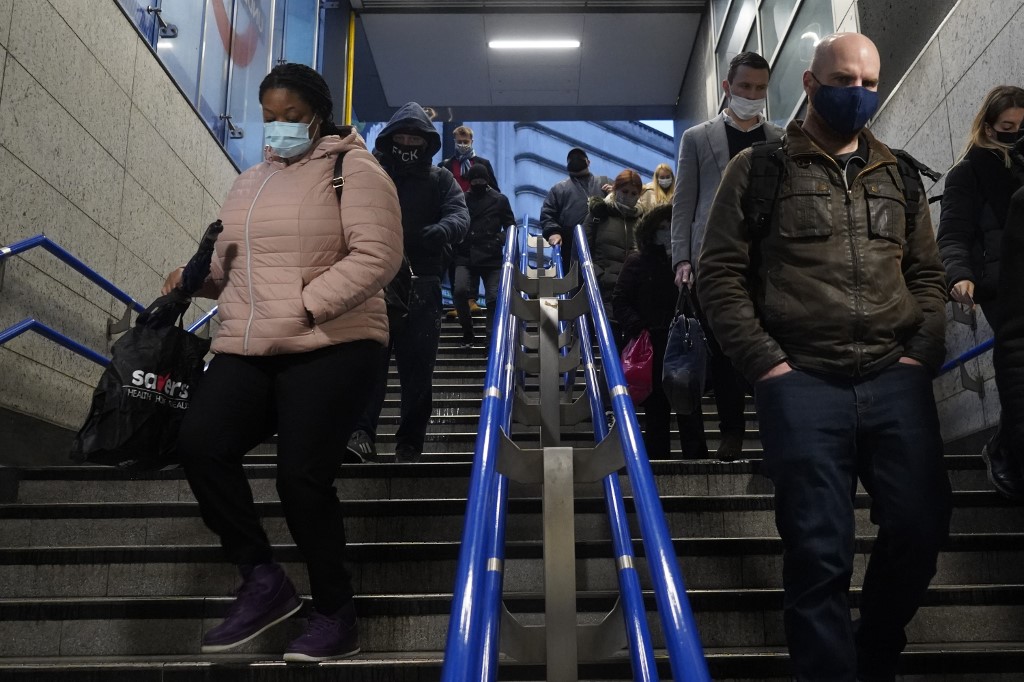 Commuters wearing masks because of the Covid-19 pandemic are seen at London's Victoria Station during the morning rush hour on December 21, 2020 after London was placed under stringent Tier 4 coronavirus restrictions as cases of the virus surge due to a new more infectious strain. (File/AFP)