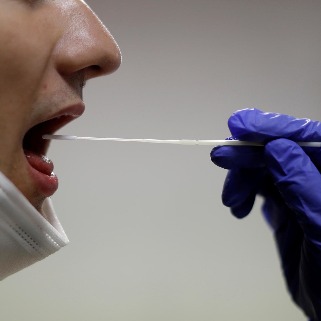 Abu Dhabi Public Health Center (ADPHC), the Department of Education and Knowledge (ADEK), and the Biogenics Laboratory have performed saliva testing for more than 2,000 children in Abu Dhabi schools. (WAM)
