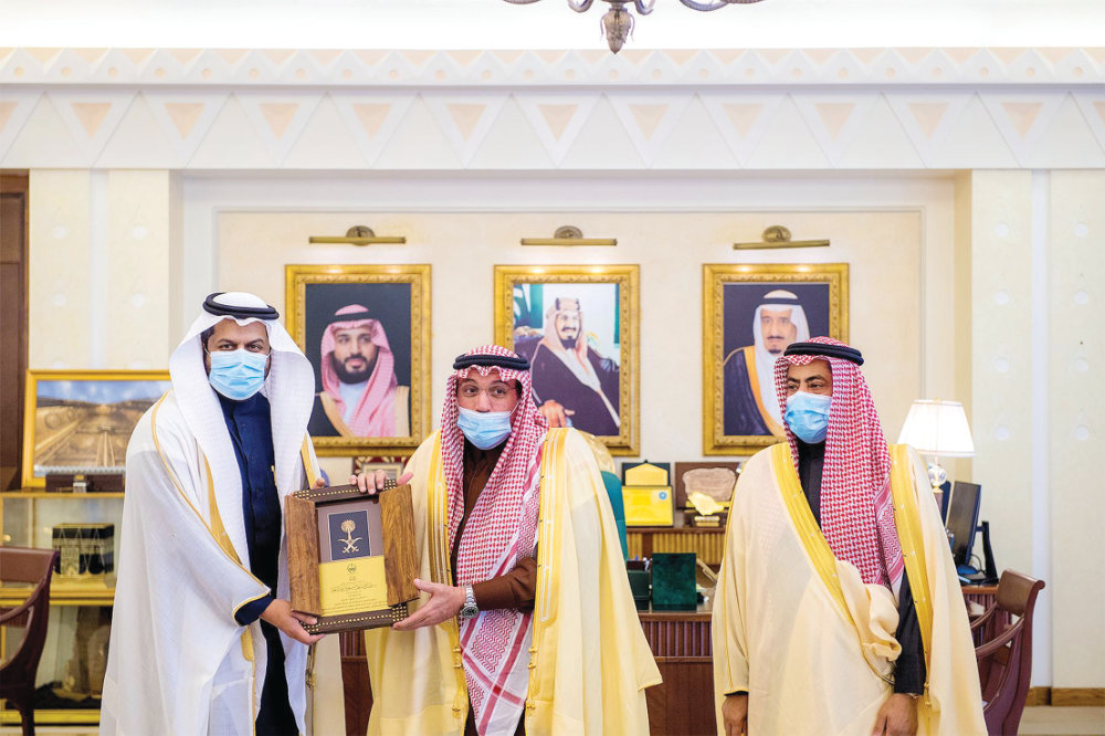 Qassim Gov. Prince Faisal bin Mishaal honored Dr. Sultan Al-Shaya, CEO of the health cluster in Qassim, at his office on Sunday. (SPA)