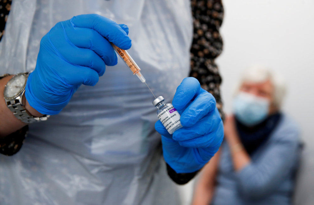 UK scientists are updating the COVID-19 vaccine developed at Oxford University to be resistant to new strains of the virus. ( REUTERS/Jason Cairnduff/File Photo) 