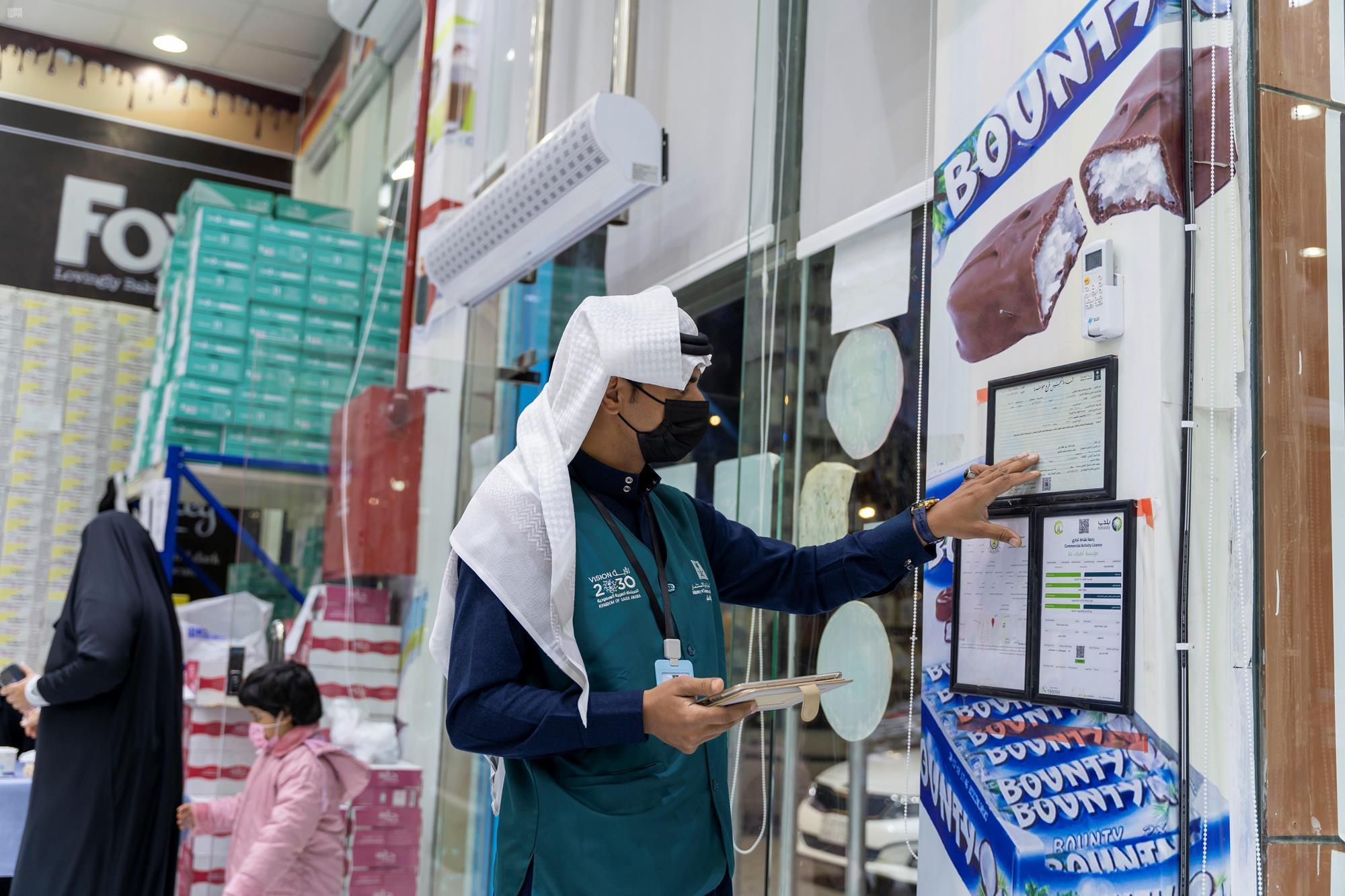 A Saudi official inspects a shop in Riyadh to check compliance with anti-coronavirus regulations. (SPA)