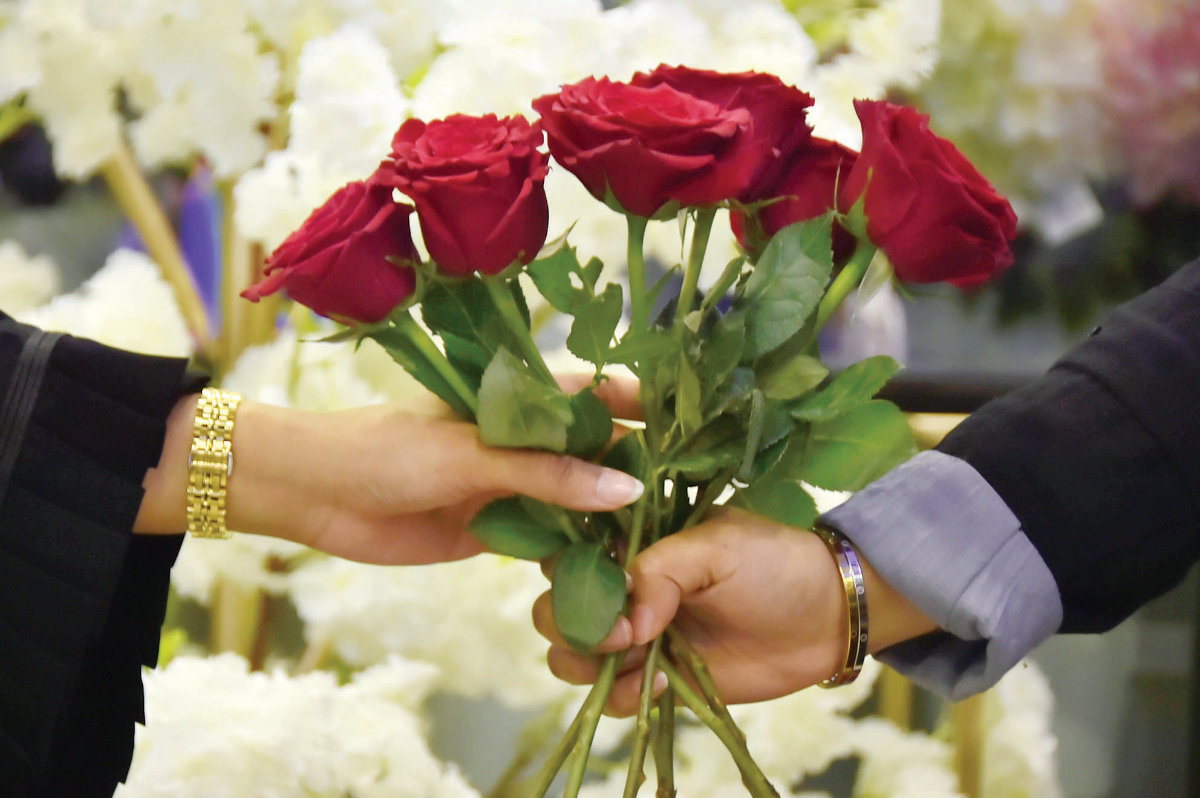 Saudis in major cities are buying extravagant gifts, flowers, cheesy balloons and even the cliched teddy bears for that special person. (AN photo by Hameed Al-Harbi)