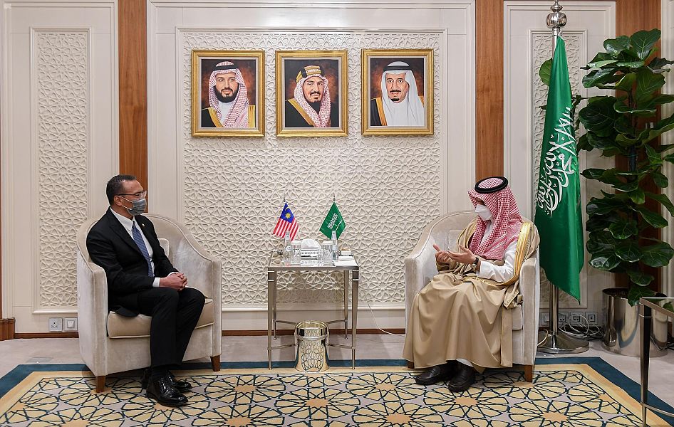 Saudi Arabia’s Foreign Minister Prince Faisal bin Farhan meets his Malaysian counterpart Hishamuddin Hussain in the capital, Riyadh, on Thursday, Feb. 18, 2021. (SPA)