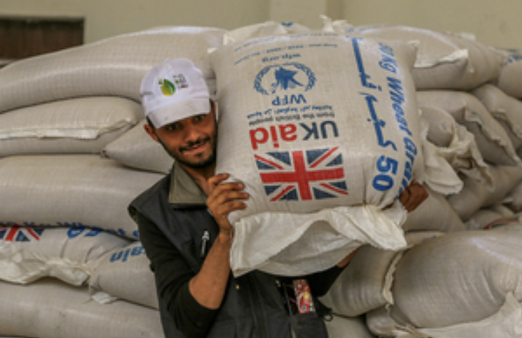 Distribution of UK-funded wheat grain by the World Food Programme in Yemen. (WFP/Ahmed Basha)