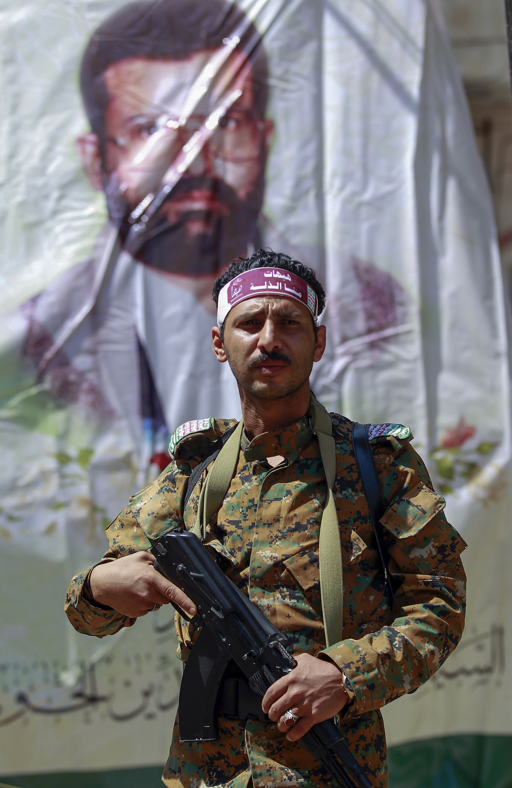 A fighter loyal to Yemen's Huthi rebels stands guard during a rally commemorating the death of Shiite Imam Zaid bin Ali in the capital Sanaa, on September 14, 2020. (AFP/File Photo)