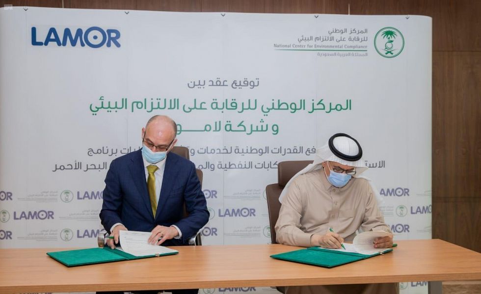Minister of Environment, Water and Agriculture Abdulrahman bin Abdulmohsen Al-Fadhli and Fred Larsen, board member of Lamor Corporation sign a contract for rapid response operations in the Red Sea. (SPA)