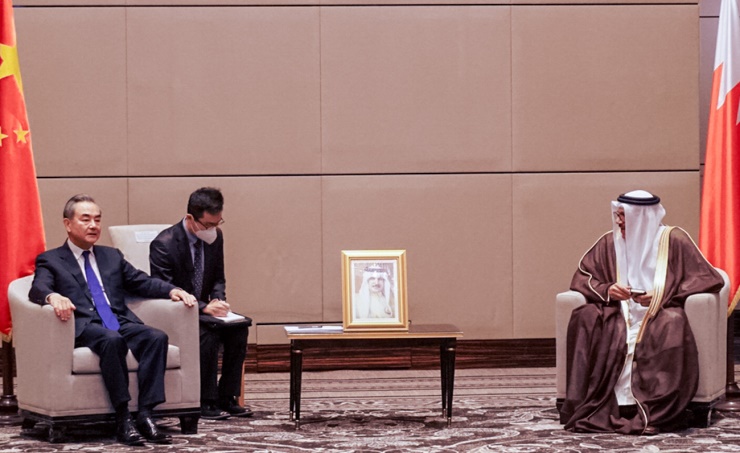 Bahrain’s Foreign Minister Abdullatif Al-Zayani meets his Chinese counterpart Wang Yi. (BNA) Bahrain’s Foreign Minister Abdullatif Al-Zayani meets his Chinese counterpart Wang Yi. (BNA)