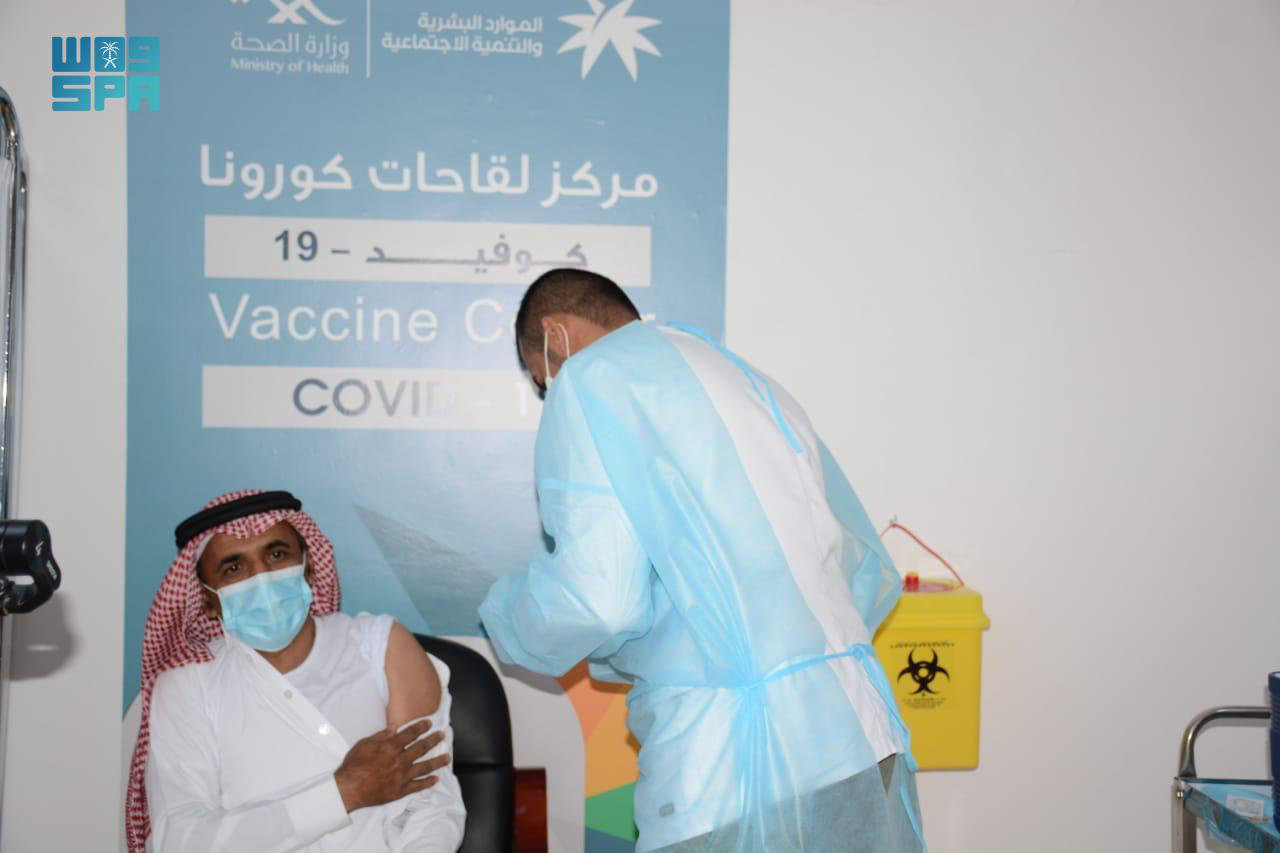 An employee of the Saudi Ministry of Human Resources branch in Al-Baha region receives his first dose of the COVID-19 vaccine on Thursday. (SPA)