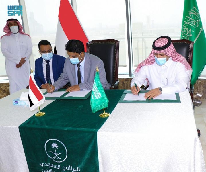 The agreement was signed by general supervisor of the Saudi Development and Reconstruction Program for Yemen and Saudi ambassador to Yemen Mohammed bin Saeed Al-Jaber and Yemeni Minister of Electricity and Energy Anwar Kolshat. (SPA)