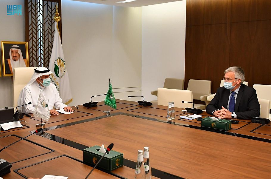 Dr. Abdullah Al-Rabeeah, general supervisor of the King Salman Humanitarian Aid and Relief Center meets Swedish special envoy for Yemen Peter Semneby. (SPA) 