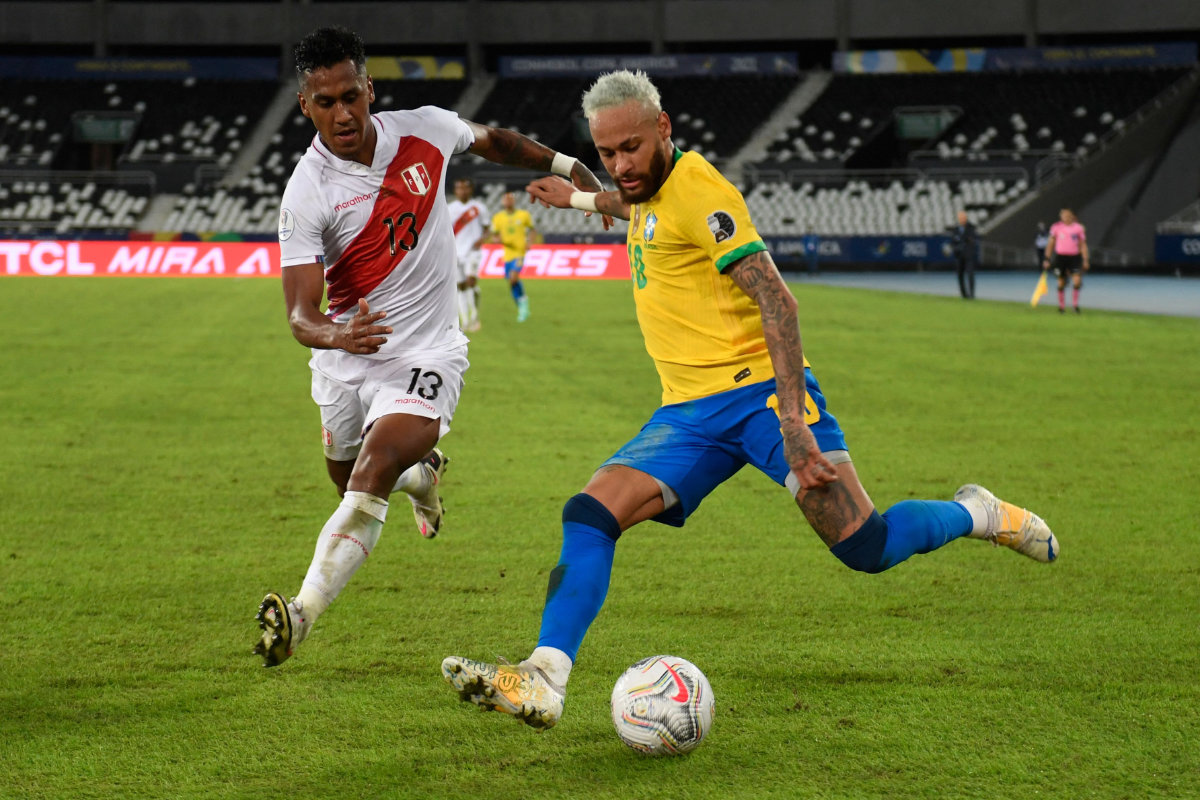 Neymar scores again to edge closer to Pele’s Brazil record.