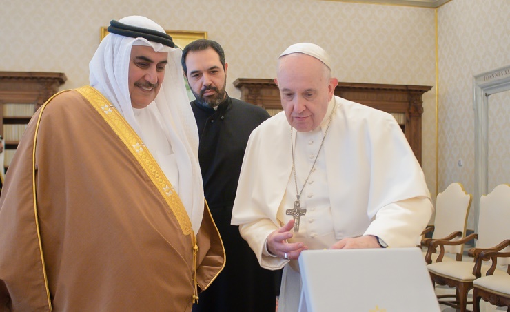 Pope Francis receives Sheikh Khalid bin Ahmed bin Mohammed, adviser for diplomatic affairs to Bahrain’s King Hamad, at the Vatican. (BNA)