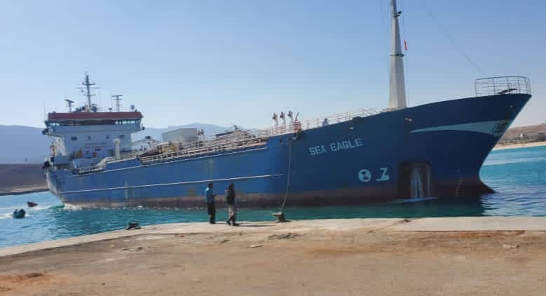 The Saudi Development and Reconstruction Program for Yemen delivers the sixth batch of oil derivatives. (Saba)