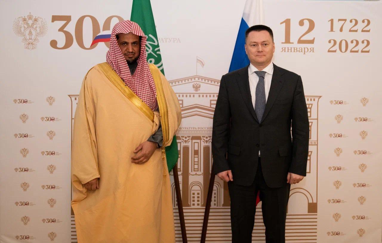 Saudi Arabia’s Attorney General Sheikh Saud bin Abdullah Al-Mujib meets his Russian counterpart Igor Krasnov in Moscow. (Twitter/@bip_ksa)