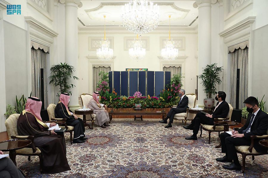 Saudi Arabian Foreign Minister Prince Faisal bin Farhan meets with Singaporean Prime Minister Lee Hsien Loong. (SPA)