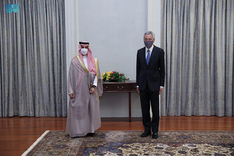 Saudi Arabian Foreign Minister Prince Faisal bin Farhan meets with Singaporean Prime Minister Lee Hsien Loong. (SPA)