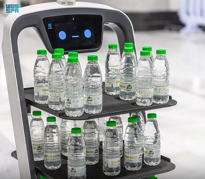 The Zamzam water dispensing robot can distribute 30 bottles in one round. (SPA)