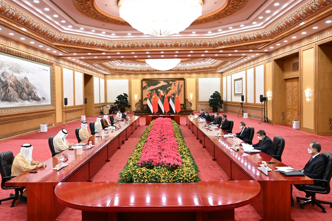 Abu Dhabi Crown Prince Sheikh Mohammed bin Zayed meets with Chinese President Xi Jinping. (WAM)