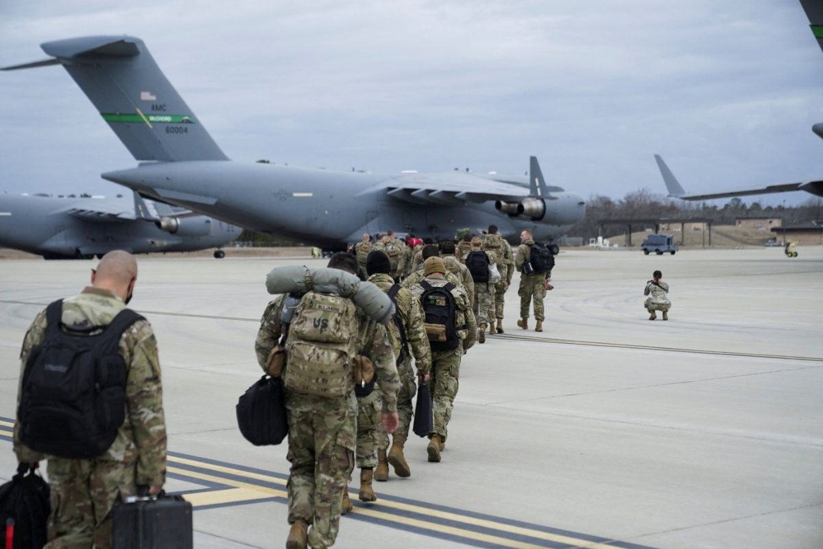 US Army paratroopers board a transport aircraft at Fort Bragg, North Carolina, on their way to Eastern Europe amid escalating tensions between Ukraine and Russia on Feb. 3, 2022. (REUTERS/Bryan Woolston)