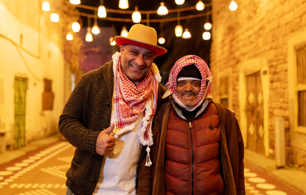 Canadian comedian Russell Peters visited the Al-Jadidah Arts District of AlUla Old Town to explore its galleries and sculpture installations. (Supplied)
