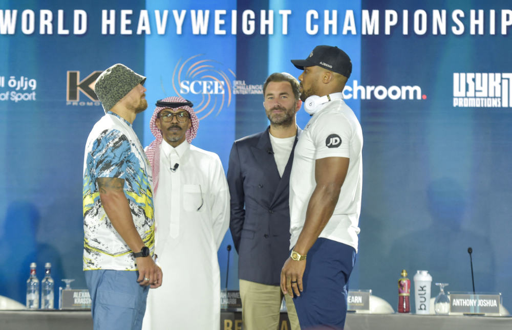 Ukraine's Oleksandr Usyk (L) and Britain's Anthony Joshua (R) pose for a picture during the press conference to announce the heavyweight boxing rematch for the WBA, WBO, IBO and IBF titles in Jeddah on June 21, 2022. (AFP)