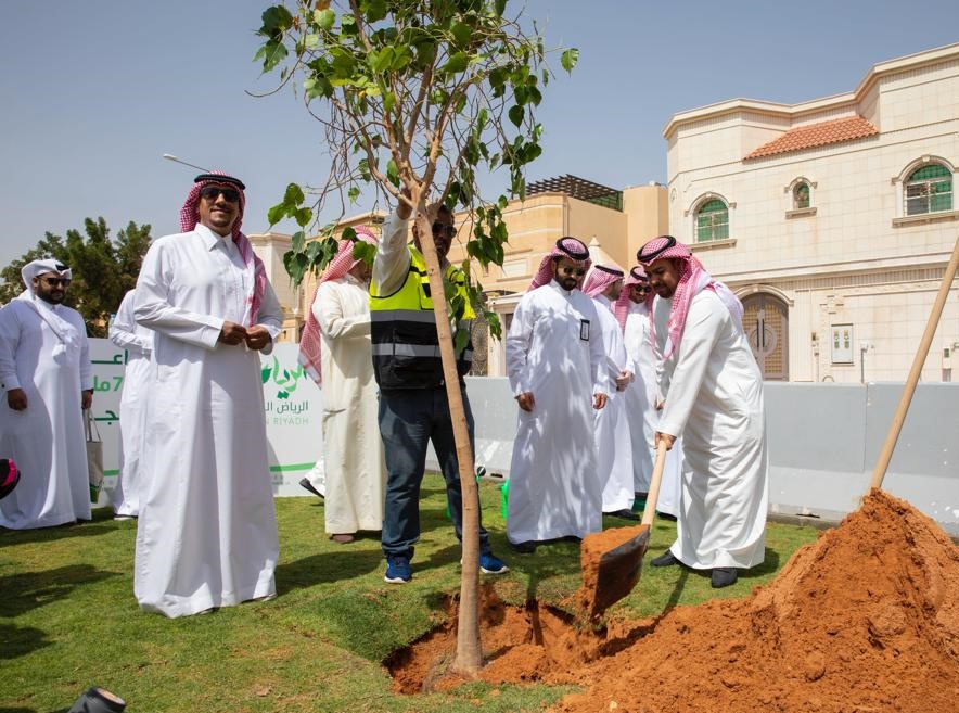 Abdulaziz Al-Moqbel, Director of the Green Riyadh Program, participating in planting the first seedlings in the afforestation project in Al Jazeera neighborhood on Thursday.‎ (Supplied)
