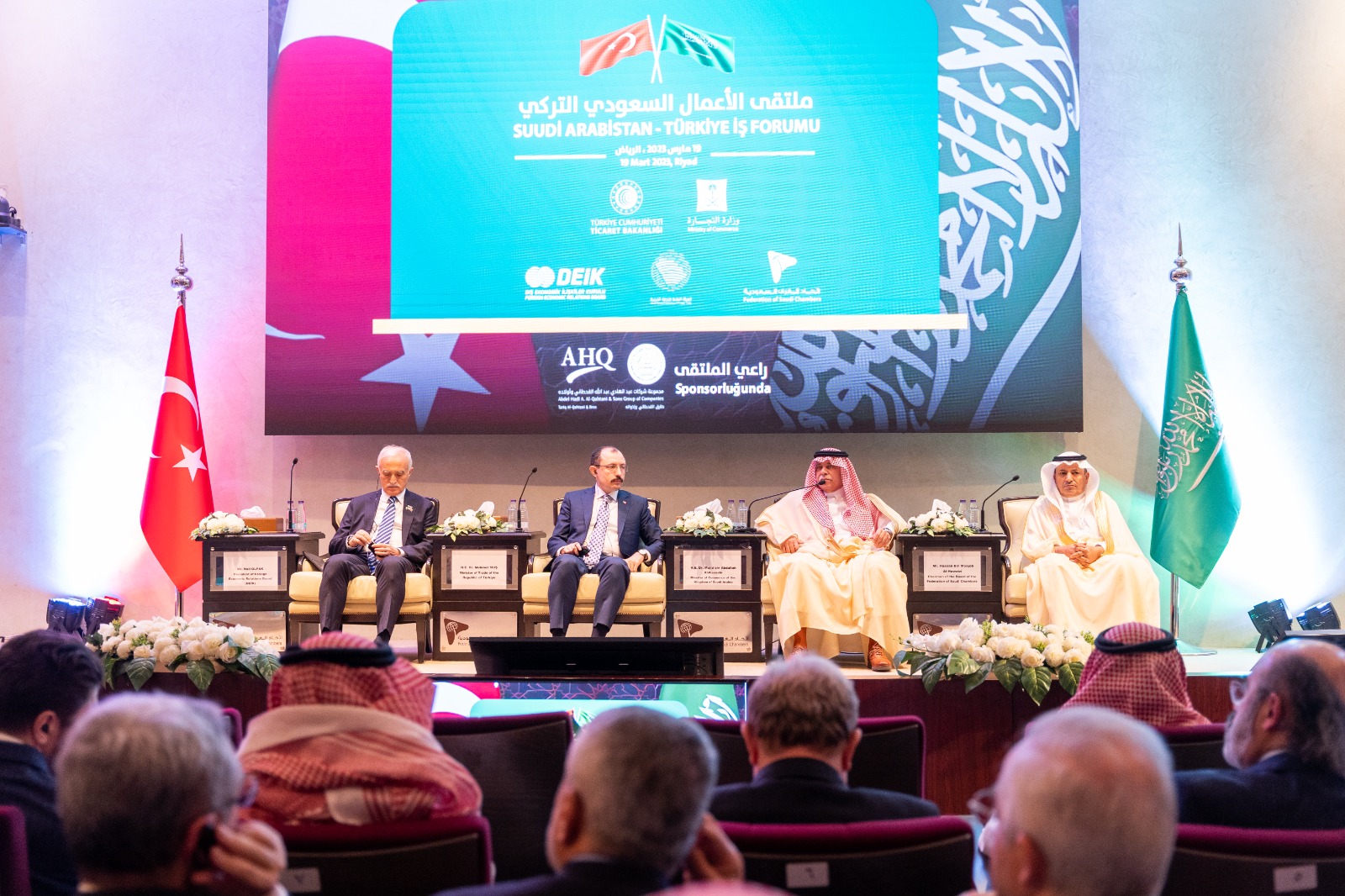 (الثاني من اليمين) وزير التجارة السعودي ماجد القصبي ووزير التجارة التركي محمد موس يحضران منتدى في الرياض يوم الأحد.  صورة