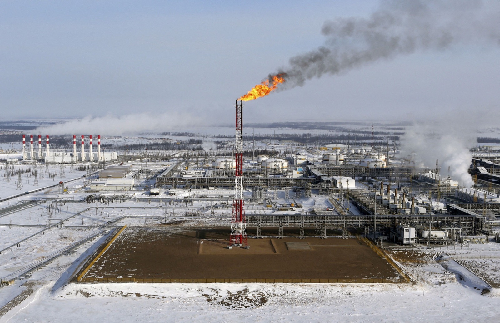 وقالت وكالة الطاقة الدولية هذا الشهر إن عائدات تصدير النفط الروسية تراجعت بنحو النصف في فبراير مقارنة بالعام الماضي.  رويترز / ملف