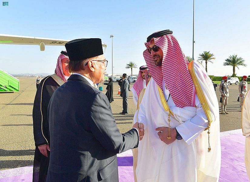 Malaysian Prime Minister, Anwar Ibrahim, arrived in Madinah on Friday to pay a visit to the Prophet's Mosque and to perform prayers. (SPA)