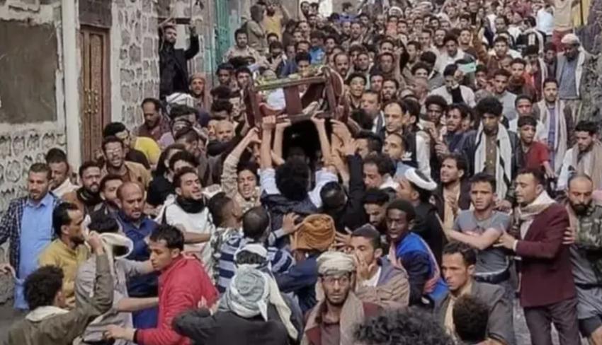 Hundreds of angry demonstrators are seen carrying the body of Hamdi Abdul Razaq through the streets of Ibb province on March 23, 2023. (Supplied)