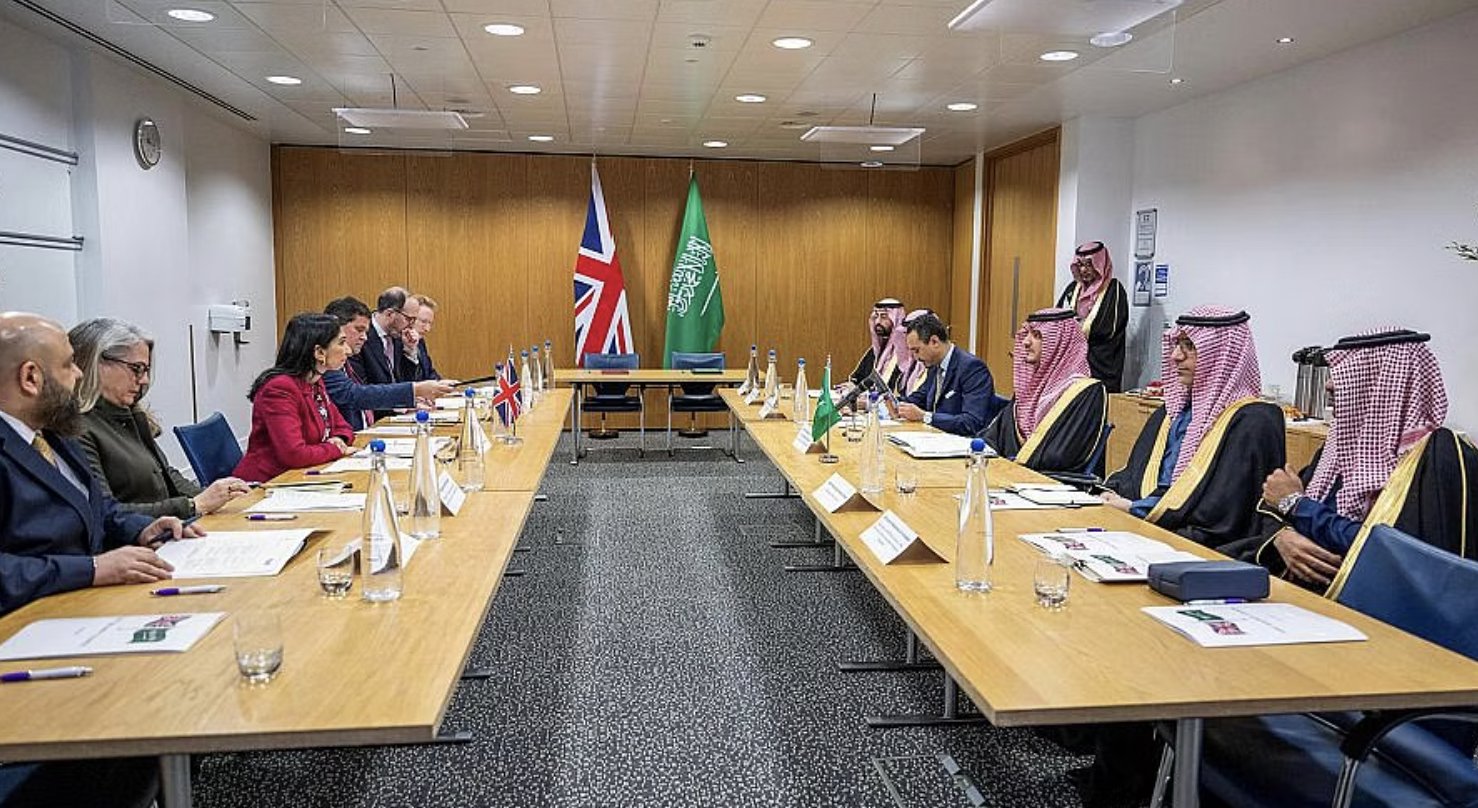 التقى الأمير عبد العزيز بن سعود ، وزير الداخلية السعودي ، بوزيرة الداخلية البريطانية سويلا برافرمان في لندن يوم الثلاثاء.  (منتجع صحي)