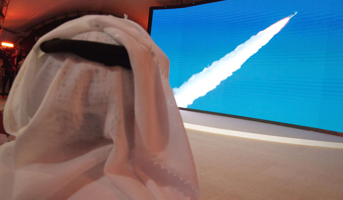 رجل إماراتي يشاهد إطلاق "أمل" أو "يأمل" مسبار فضائي في مركز محمد بن راشد للفضاء في دبي ، الإمارات العربية المتحدة ، الاثنين 20 يوليو 2020 (AP)