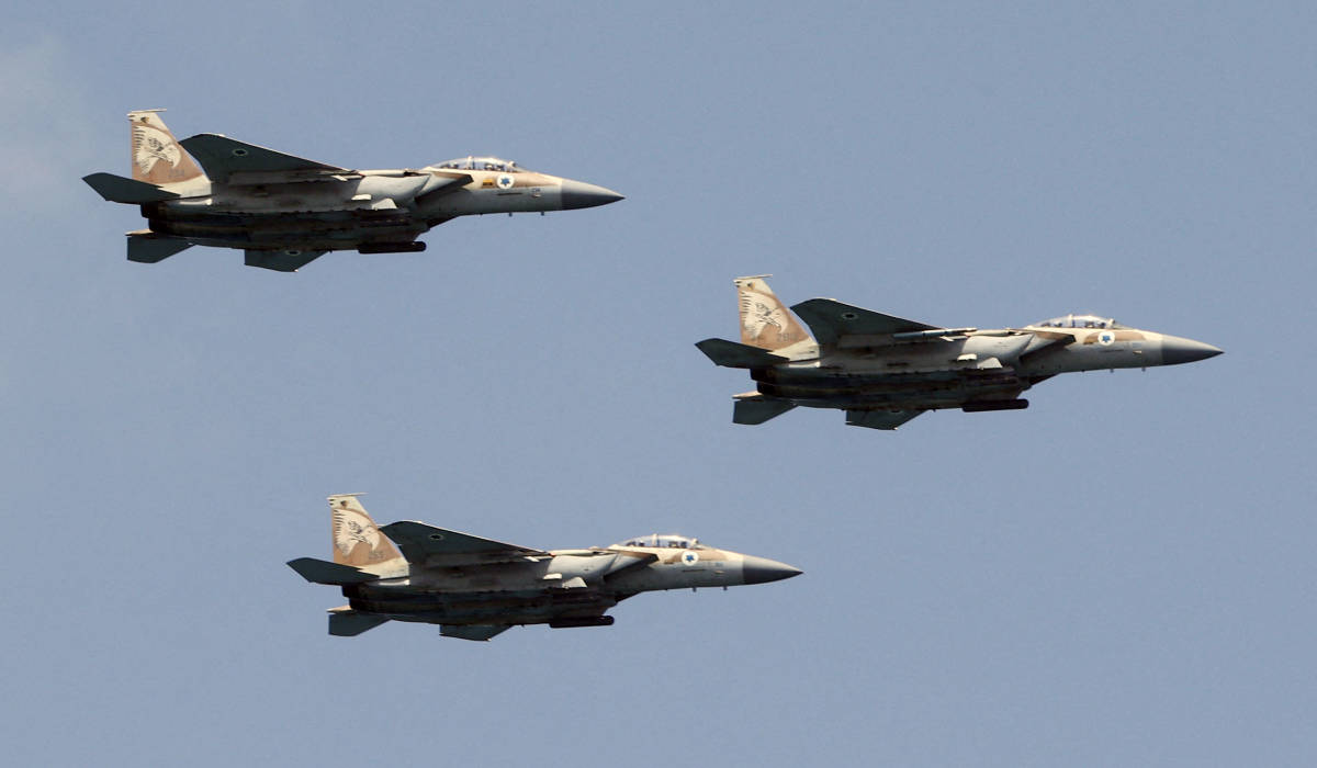 طائرات مقاتلة إسرائيلية من طراز F-15 تقدم عرضًا خلال عرض جوي فوق الشاطئ في مدينة تل أبيب الساحلية في 5 مايو 2022 ، حيث تحتفل إسرائيل بعيد الاستقلال (يوم هعتزموت) ، بعد 74 عامًا من إنشاء الدولة اليهودية.  (أ ف ب)