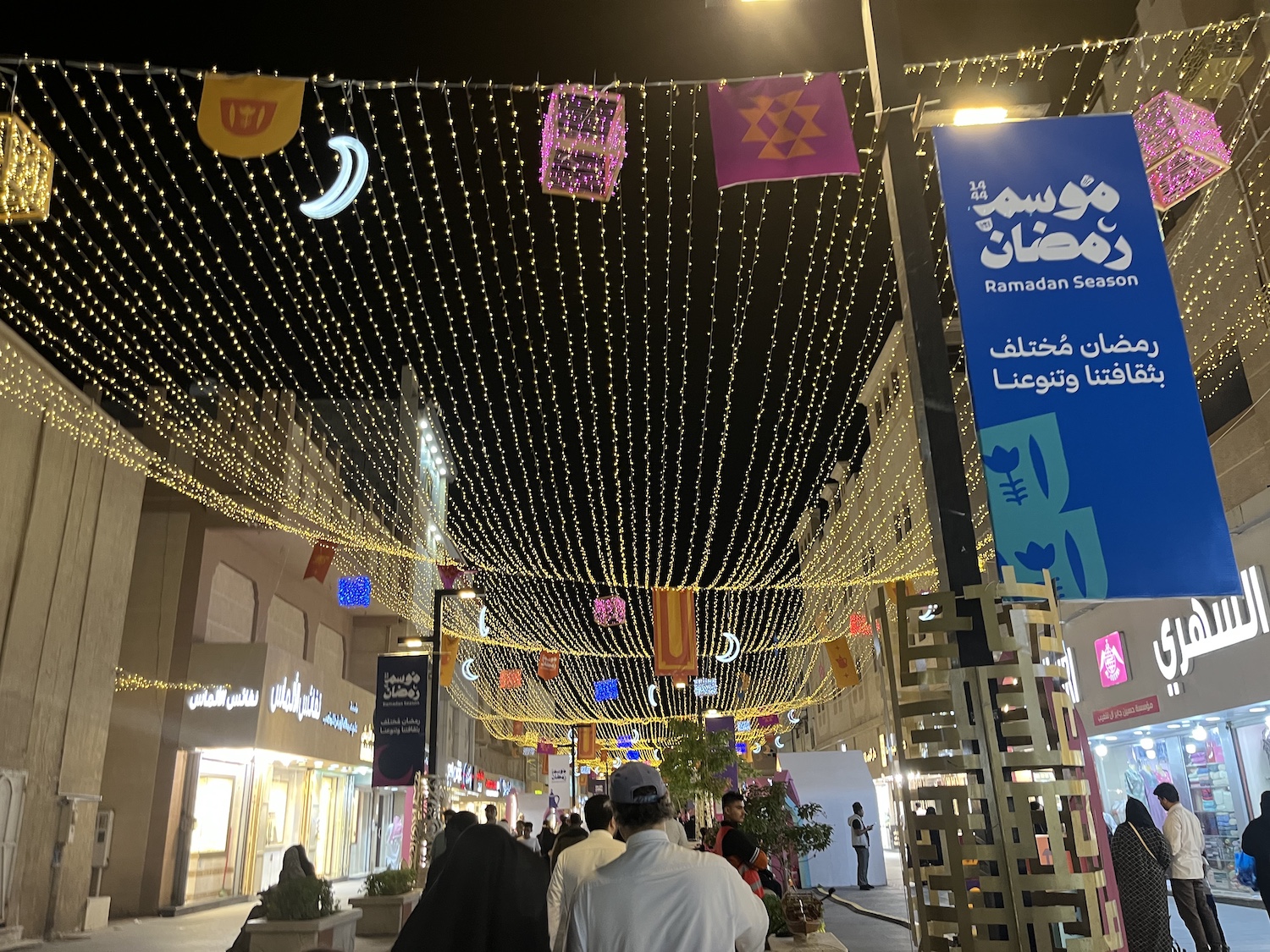 القنصل العام للولايات المتحدة في الظهران ، ديفيد إدجينتون ، يقوم بجولة في سوق الدمام التاريخي الحب ، للاحتفال بشهر رمضان.  (ياسمين باجر)