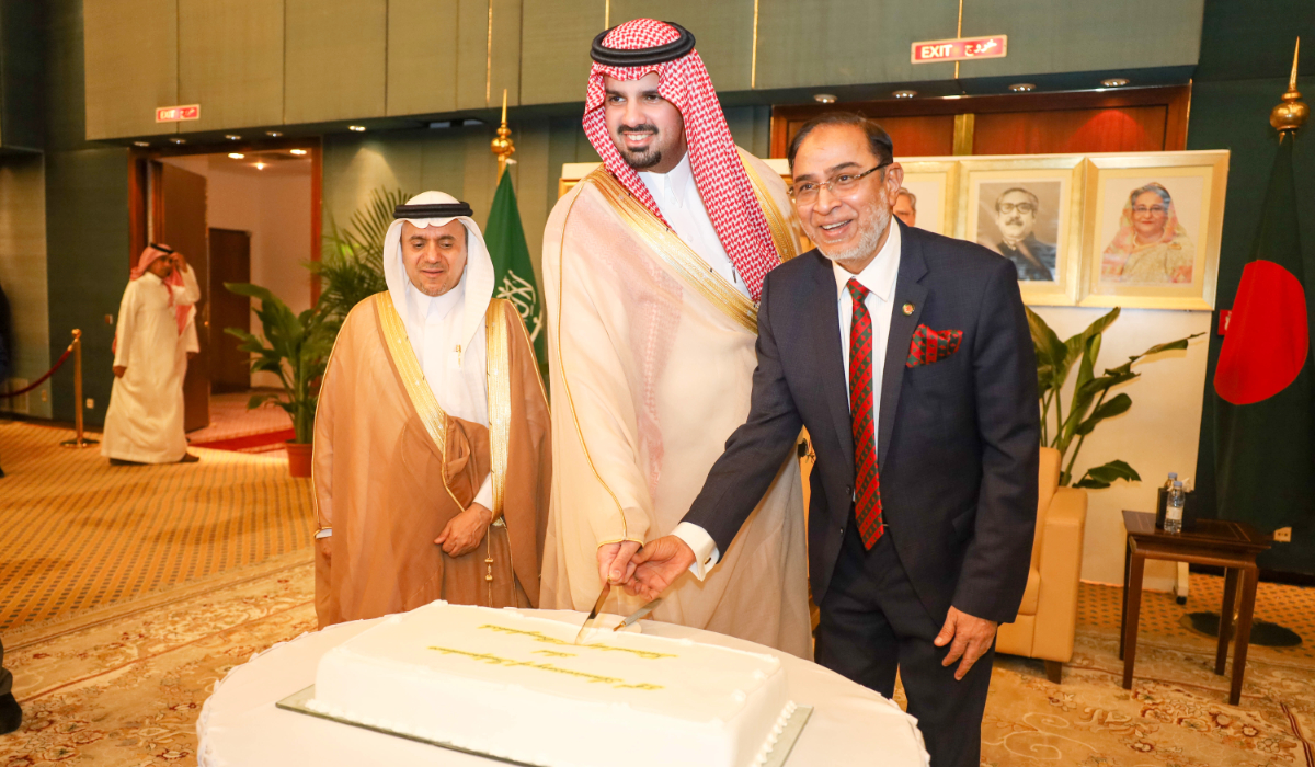 Bangladesh ambassador Dr. Mohammad Javed Patwary cutting cake with Mayor of Riyadh Prince Faisal bin Abdulaziz bin Ayyaf. (Supplied)