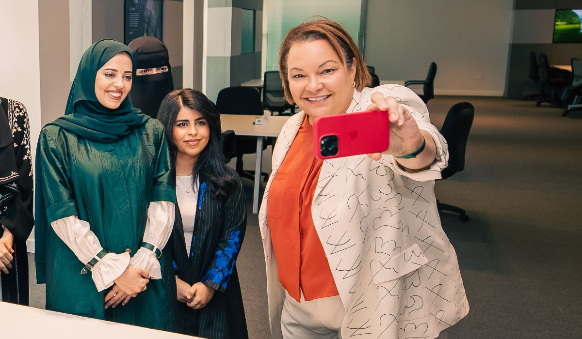 Lisa Jackson meets female tech developers from the academy who showcased the apps they had developed. (Supplied)